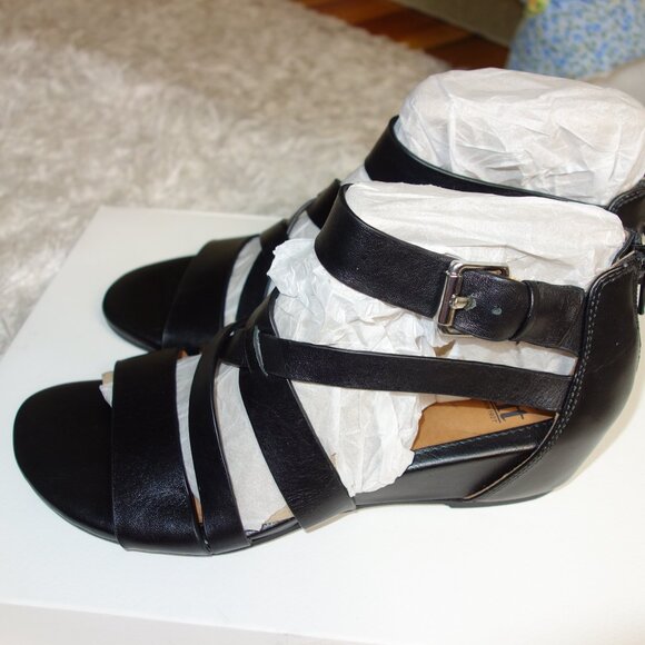 Sofft Women's Ankle Strap Gladiator Buckle Sandals Black Leather - Picture 2 of 9